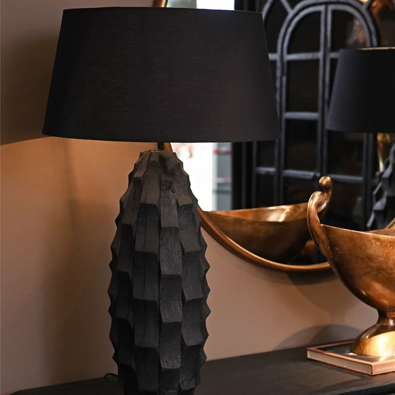 Czarna lampa Obsidian Mango 90 cm na komodzie w eleganckim wnętrzu