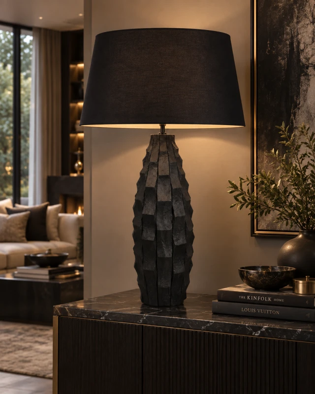 Czarna lampa Obsidian Mango 90 cm na komodzie w eleganckim wnętrzu