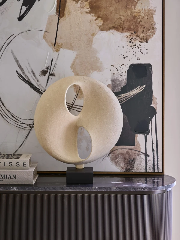 Rzeźba Solenne 51 cm ustawiona na komodzie w eleganckim wnętrzu