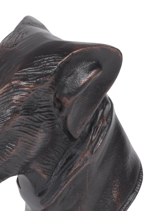 Detal teksturowanego Antique Black aluminium rzeźby Mayfair Hound