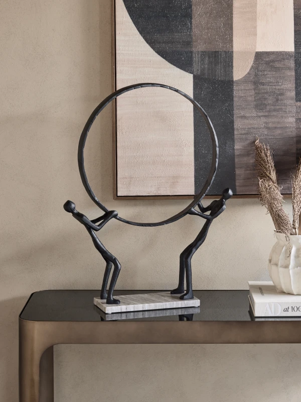 Rzeźba Balance 61 cm ustawiona na konsoli w eleganckim wnętrzu