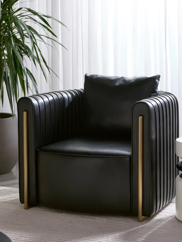 Fotel Dorchester Black w eleganckim salonie