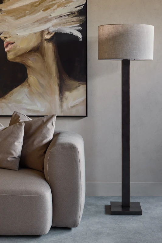 Lampa podłogowa Linton Simple obok sofy w nowoczesnym salonie