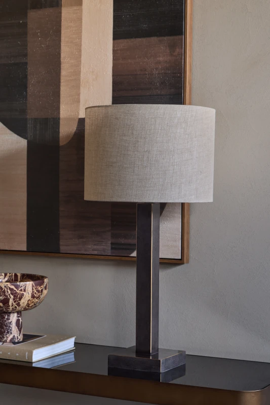 Lampa stołowa Linton Simple na konsoli w eleganckim wnętrzu