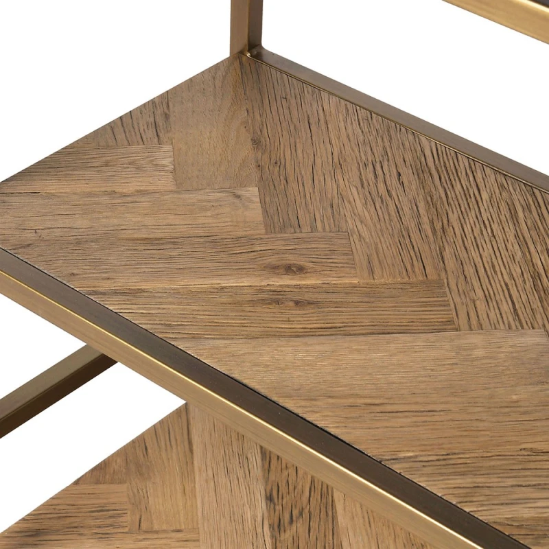 Detal półki z reclaimed oak w regale Belmont