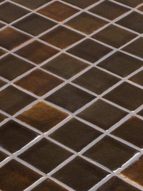 Ceramiczna mozaika w odcieniach czekoladowego brązu na blacie stolika Navero