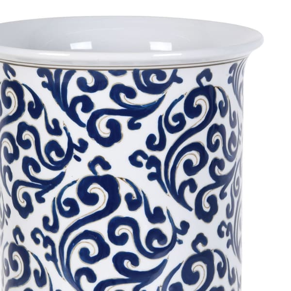Granatowy wzór roślinny na białej porcelanie parasolnika Boscobel