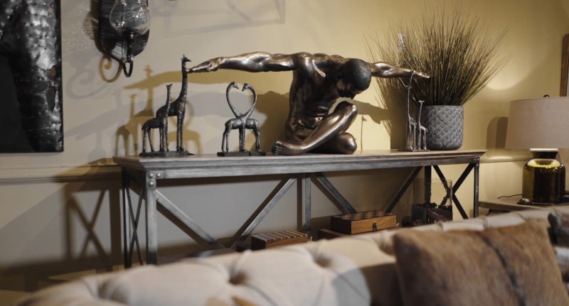 Duża rzeźba Halycon Male Sculpture 138x44 cm mężczyzna z rozpostartymi ramionami, wykończona w brązie