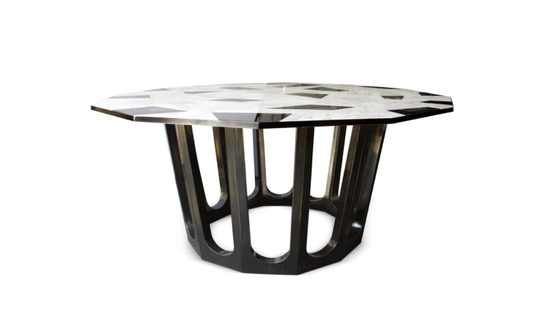 Stół jadalniany Northup od Porus Studio marmurowy blat podstawa mosiądz terakota