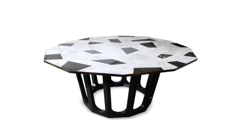 Stół jadalniany Northup od Porus Studio marmurowy blat podstawa mosiądz terakota