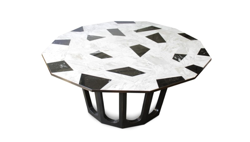 Stół jadalniany Northup od Porus Studio marmurowy blat podstawa mosiądz terakota