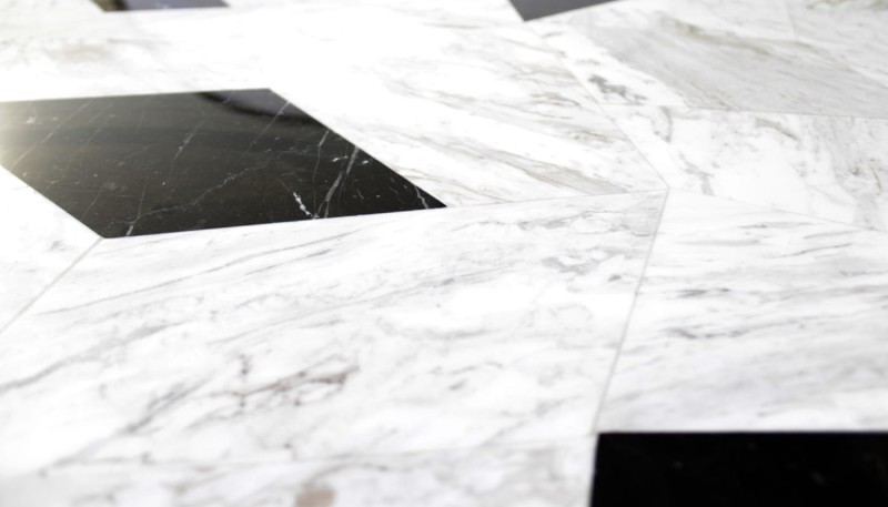 Stół jadalniany Northup od Porus Studio marmurowy blat podstawa mosiądz terakota