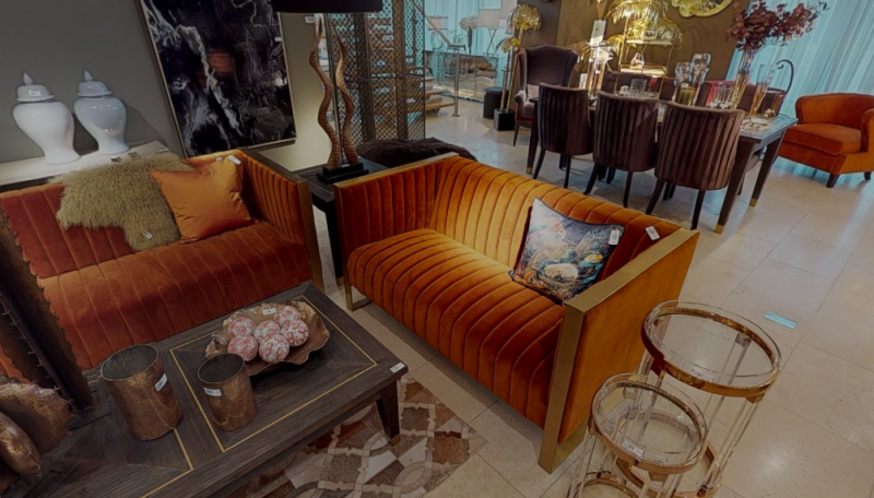 Pomarańczowa sofa dwuosobowa w luksusowym salonie – elegancki mebel premium