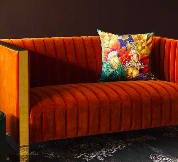 Luksusowa sofa dwuosobowa w pomarańczowym aksamicie ze złotą ramą do salonu