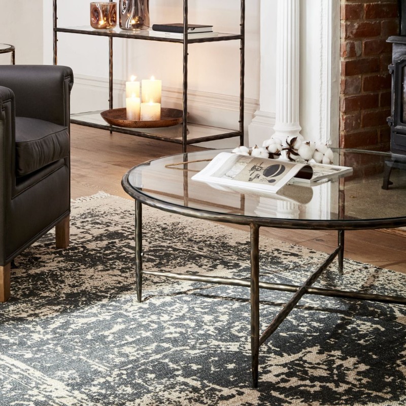 Stolik kawowy Shoreditch Dark okrągły 100,5 cm średnicy ręcznie kuta brązowa żelazna rama szklany blat