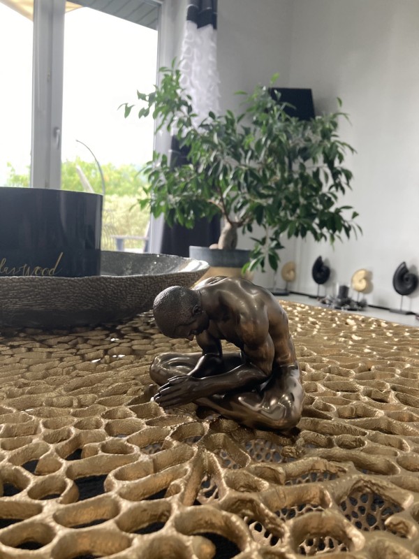 Rzeźba Meditating Man medytujący mężczyzna brąz złocisty