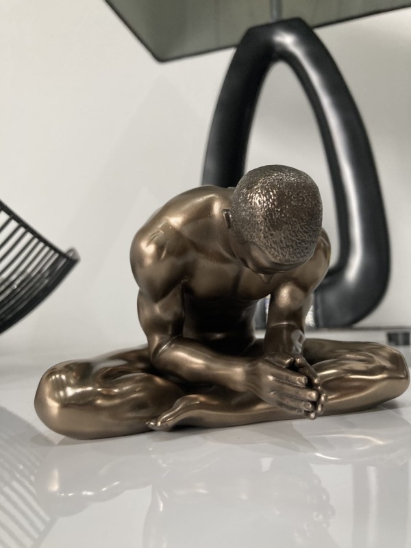 Rzeźba Meditating Man medytujący mężczyzna brąz złocisty