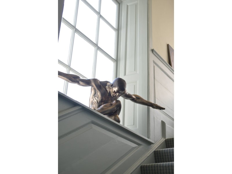 Duża rzeźba Halycon Male Sculpture 138x44 cm mężczyzna z rozpostartymi ramionami, wykończona w brązie