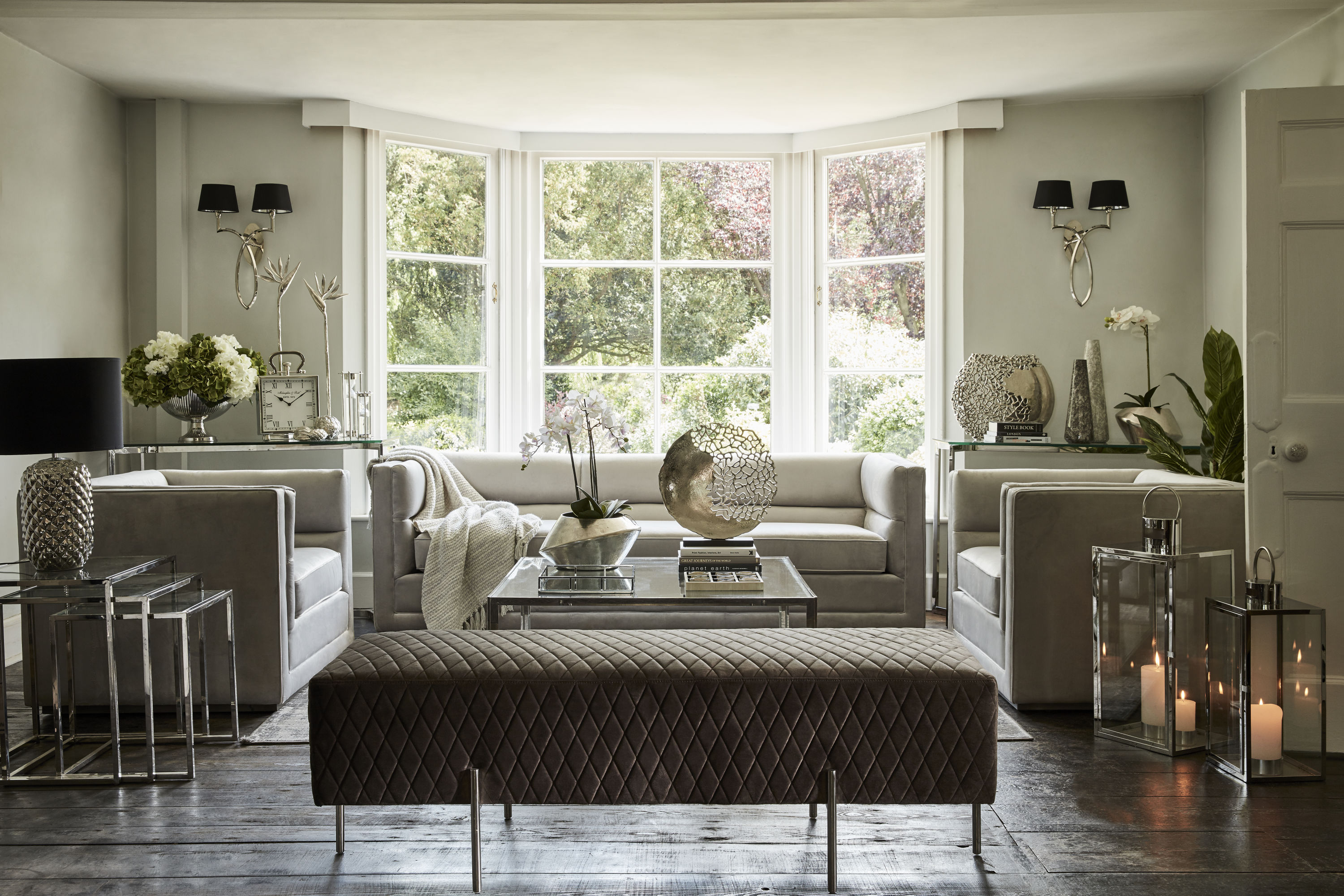 Piękny salon w stylu modern classic