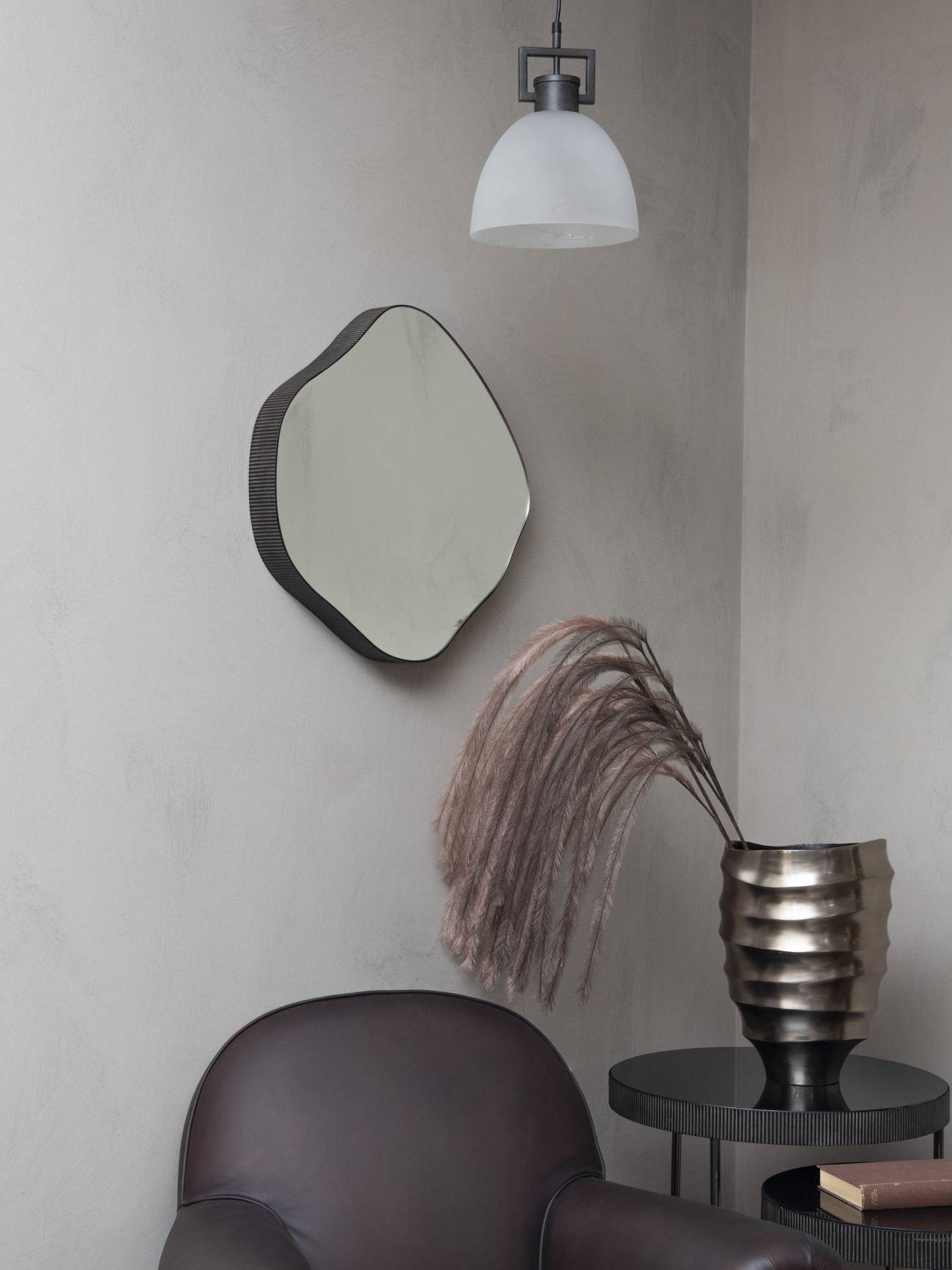 Organiczne lustro wiszące do salonu