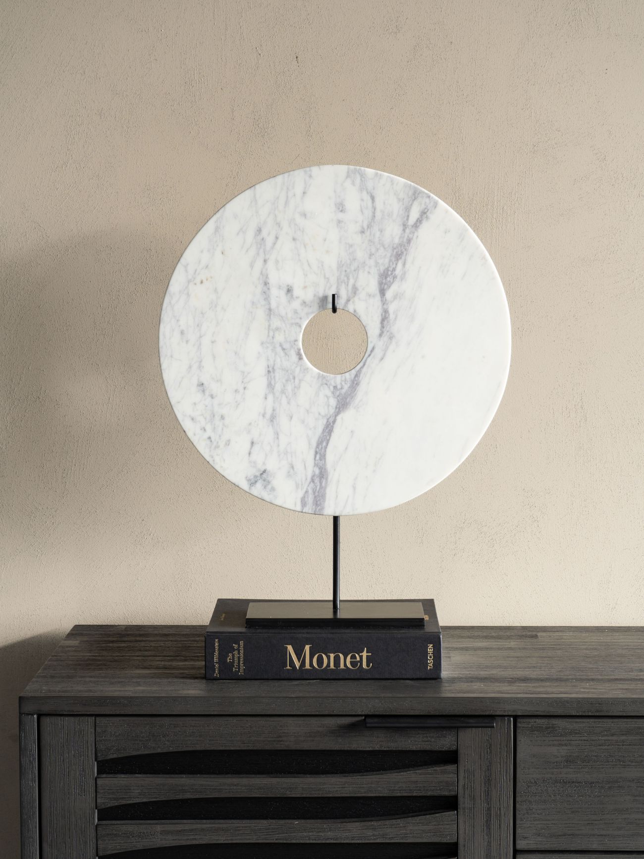 Zaokrąglona dekoracja z marmuru - trend organiczny