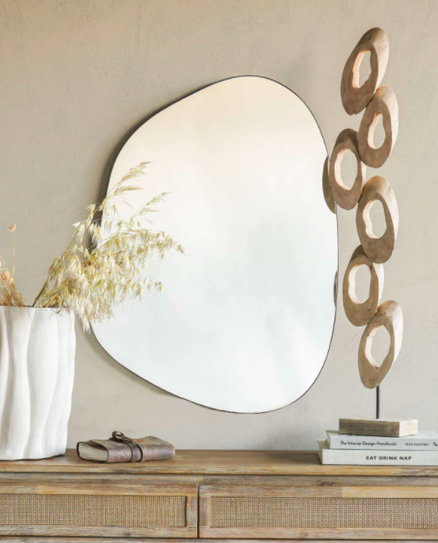 Organiczne lustro do salonu nad komodę