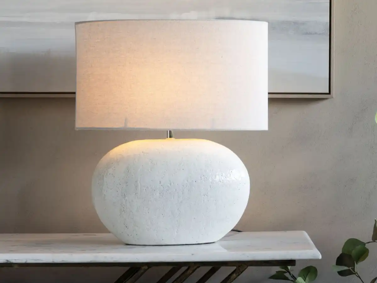 Jak wybrać odpowiednią lampę stołową: białą, czarną czy kolorową? Przewodnik po stylach, materiałach i kolorach