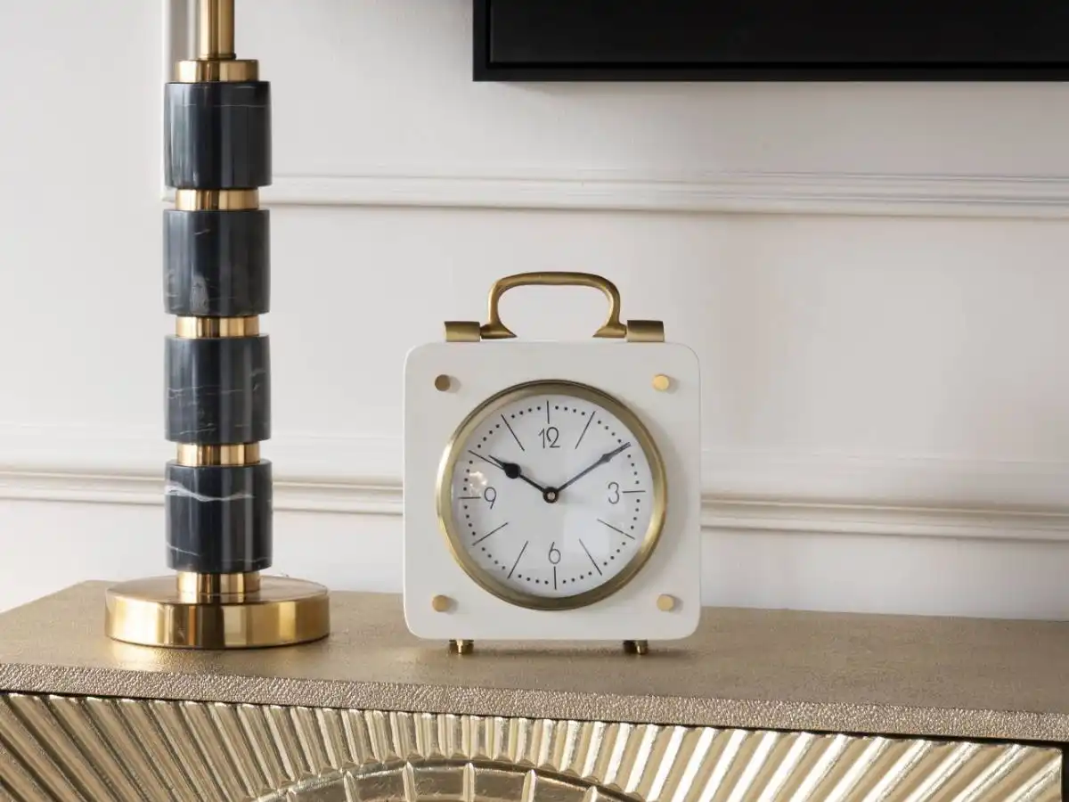 Zegary Stojące w Aranżacji Wnętrz: Elegancja i Styl w Twoim Domu