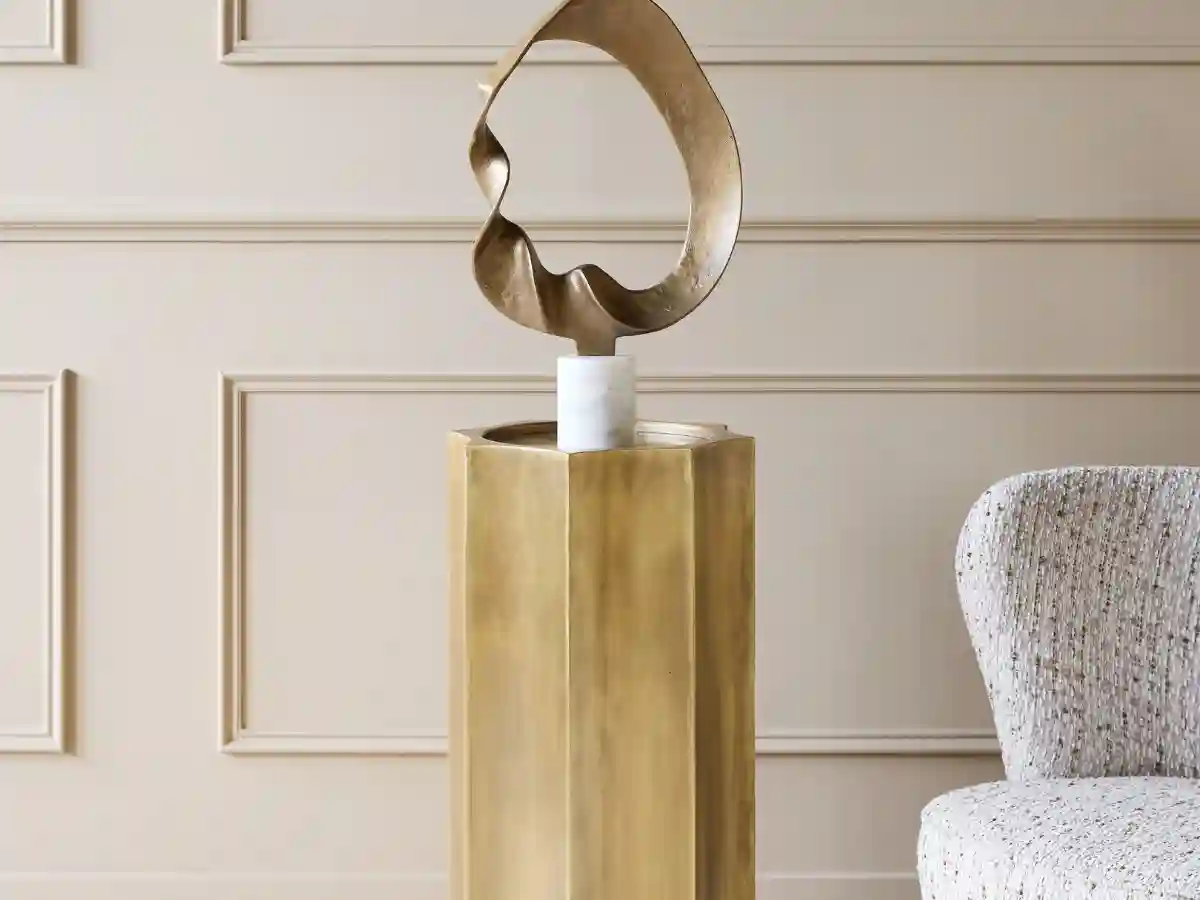 Postument pod rzeźbę – elegancja, która nadaje znaczenie przestrzeni